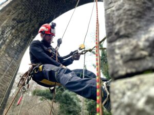 Formation CQP travailler sur cordes – cordiste en situation de travail en hauteur sécurisé