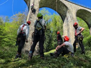 Stagiaires de T&S Contrôle et Formation en situation réelle de travaux en hauteur sur un viaduc, région lyonnaise